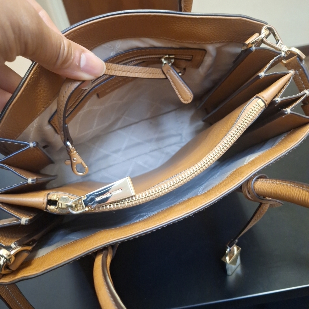Michael Kors Mercer Medium Tan Cream Leather Messenger Bag Purse Crossbody - Picture 8 of 11
